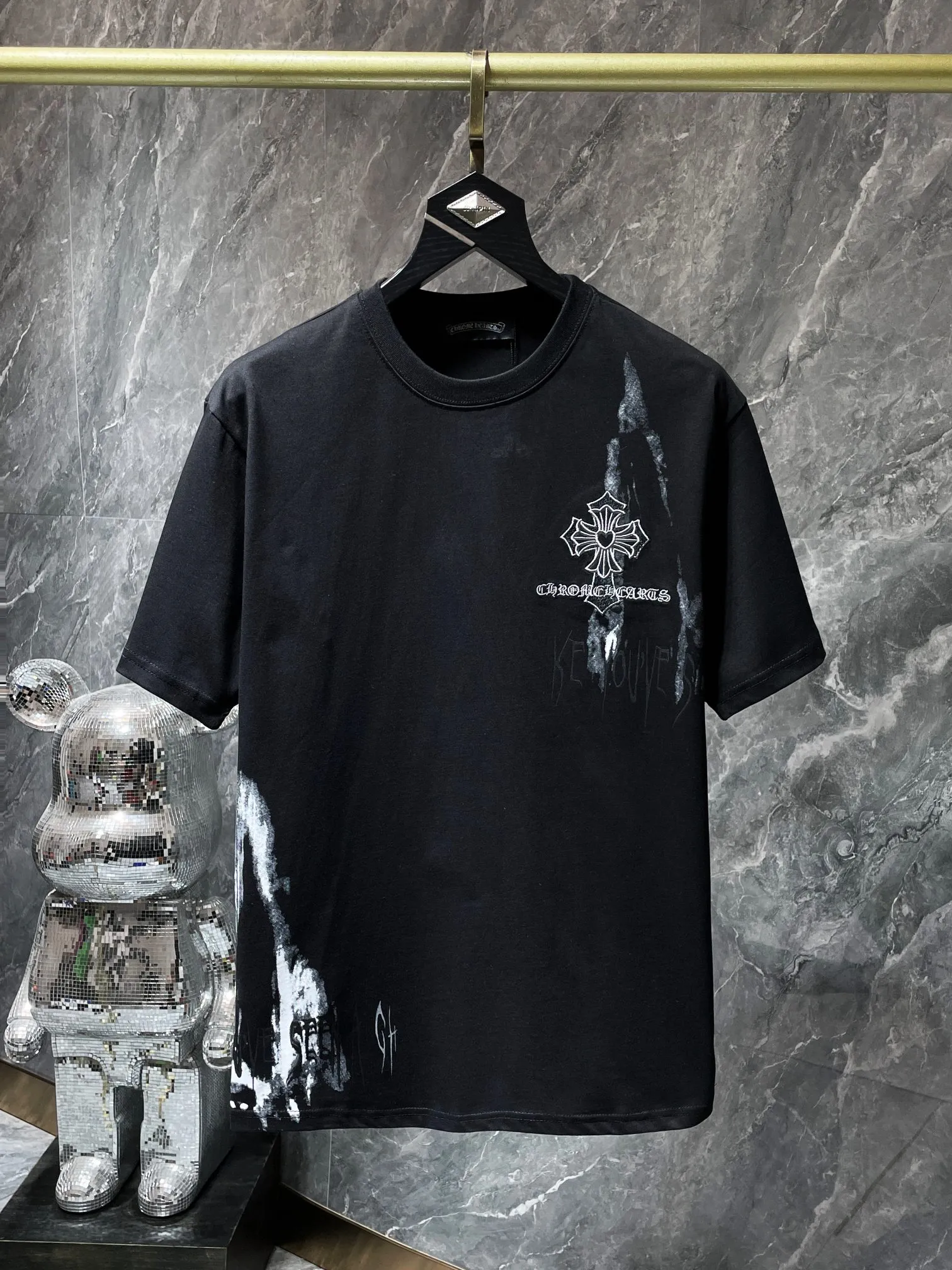 P164 New Chrome Hearts 24ss for summer. High-weight, environmentally friendly, high-quality top-grade fabric. 280g. Crocodile hoof embroidery, overlapping cross, spray-printed short sleeves. Imported environmentally friendly glue printing and dyeing. Counter synchronization. 1:1 replica version. Recommended color: black white. Size: S, M, L, XL
